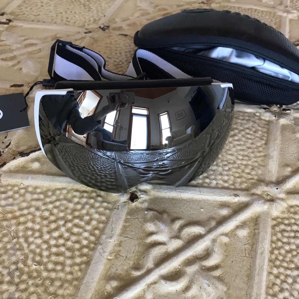Ski goggles, magnetic mirror lens, case & bag